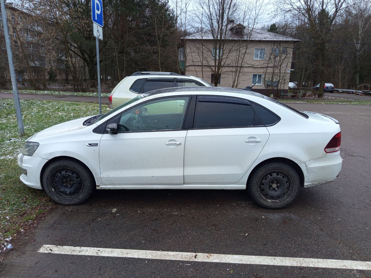 Легковой автомобиль марки: VOLKSWAGEN, модель: Polo, год выпуска: 2019 г., кузов №: XW8ZZZ61ZKG048561, идентификационный номер (VIN): XW8ZZZ61ZKG048561. ПАО «Совкомбанк».