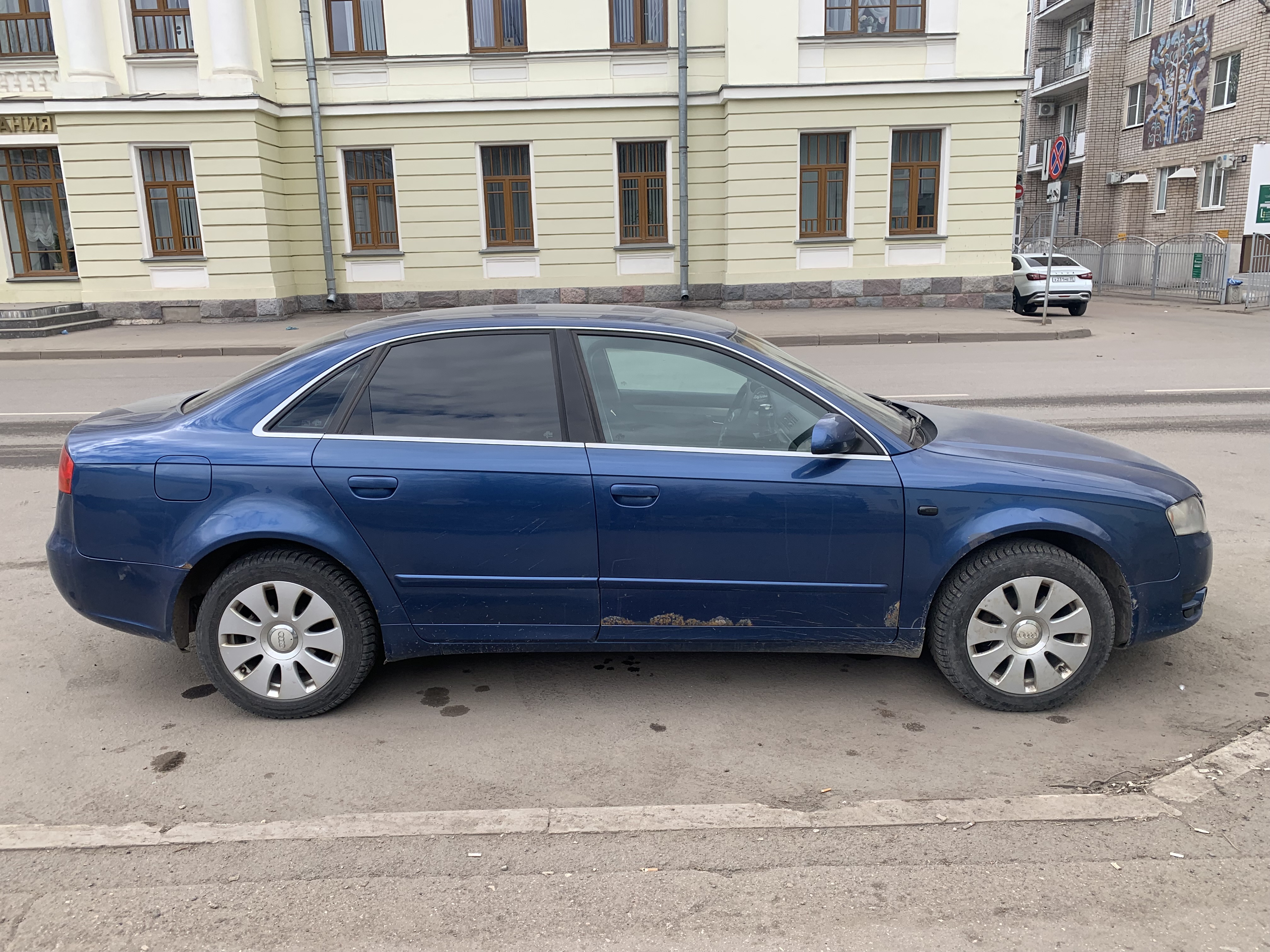 Транспортное средство марки AUDI, модель A4 2006 г.в. VIN-номер WAUZZZ8E87A150926. В залоге у ПАО "Совкомбанк".