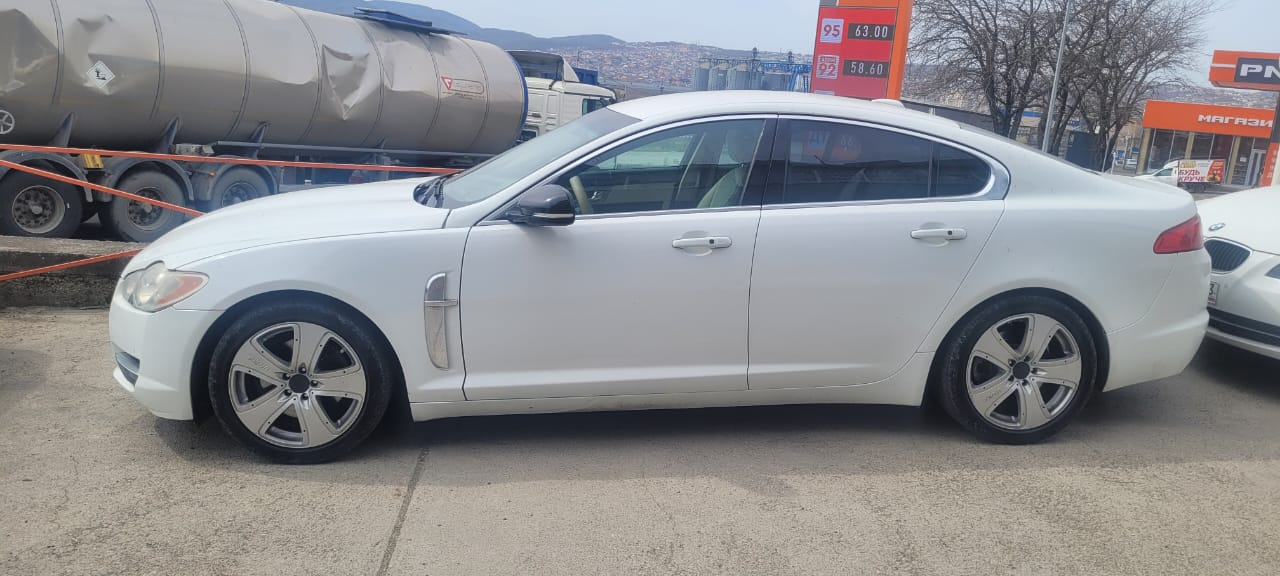 Автомобиль марки JAGUAR модель XF 2010 г.в., VIN-номер SAJAA07H3BFR82606. Автомобиль находится в залоге у ПАО "Совкомбанк" (ИНН 4401116480; ОГРН 1144400000425).