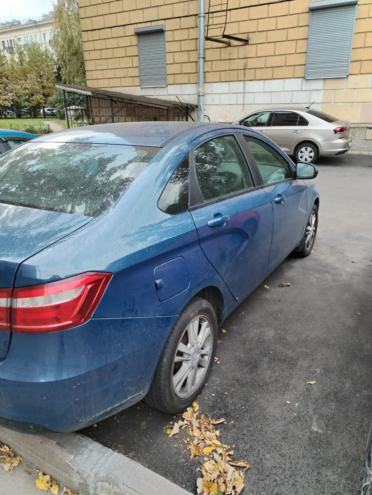 Автомобиль марки LАDА модель GFL120 VЕSТА 2016 г.в. VIN- номер XTAGFL120GY016063, находящийся в залоге у ПАО "Совкомбанк"