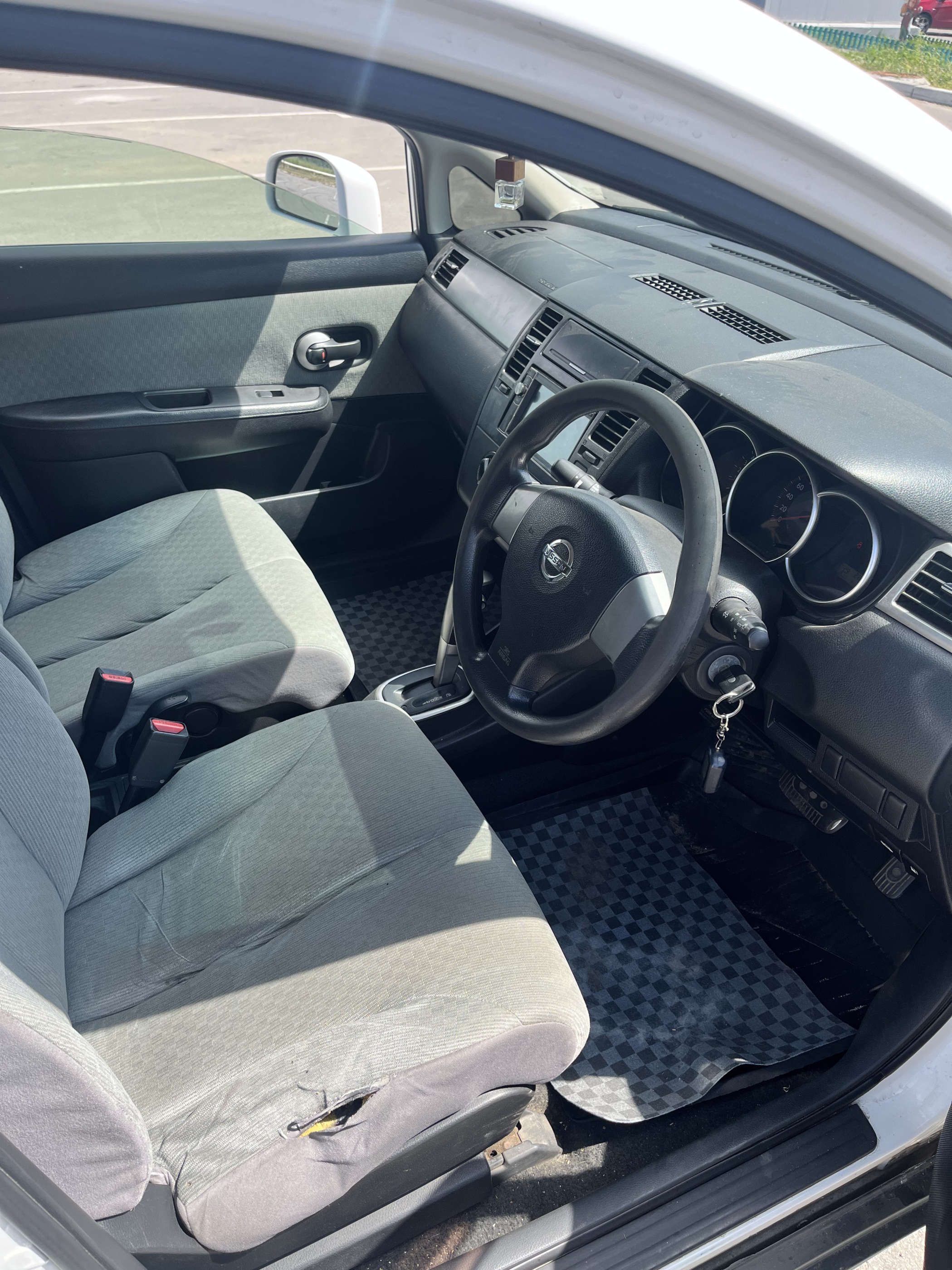 Автомобиль марки NISSAN модель Tiida 2005 г.в. номер кузова SC11028718