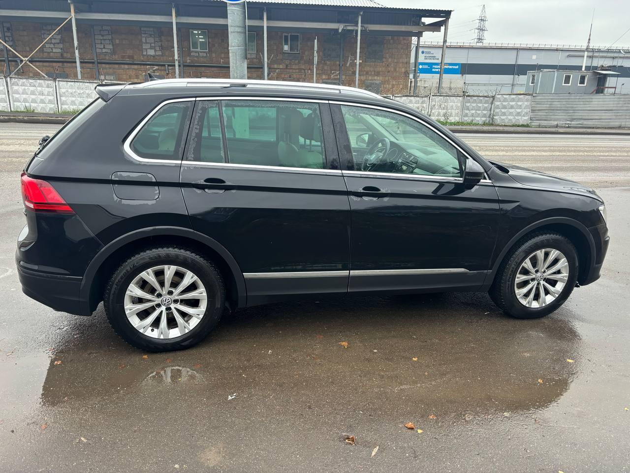 Автомобиль, марка/модель: VOLKSWAGEN TIGUAN, год выпуска: 2017, VIN: XWBZZZ5NZHG202770, цвет: черный.
