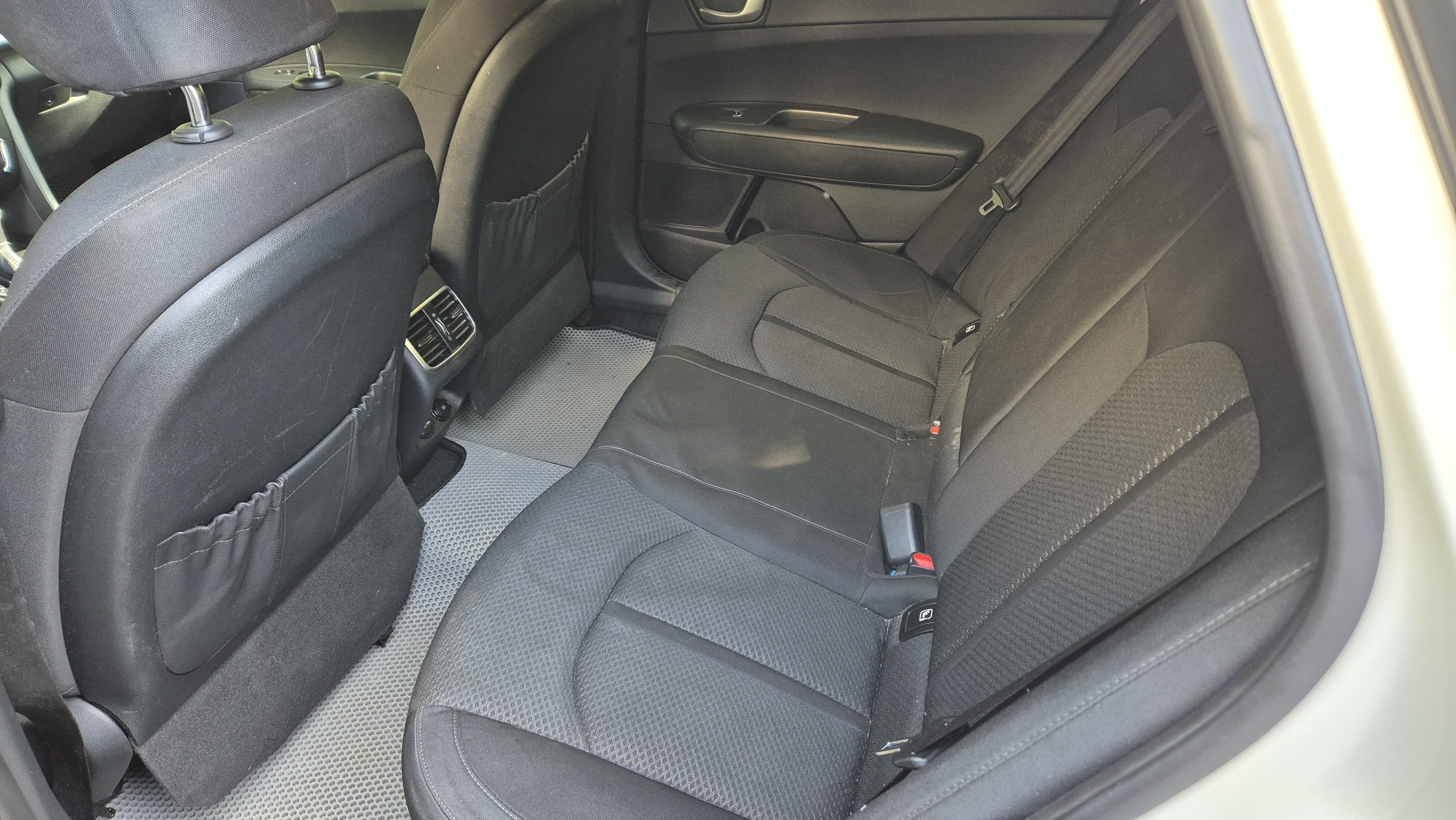 Легковой автомобиль марки KIA модель JF (OPTIMA) 2019 г.в. VIN-номер XWEGT411BL0014449, цвет: белый желтый серый