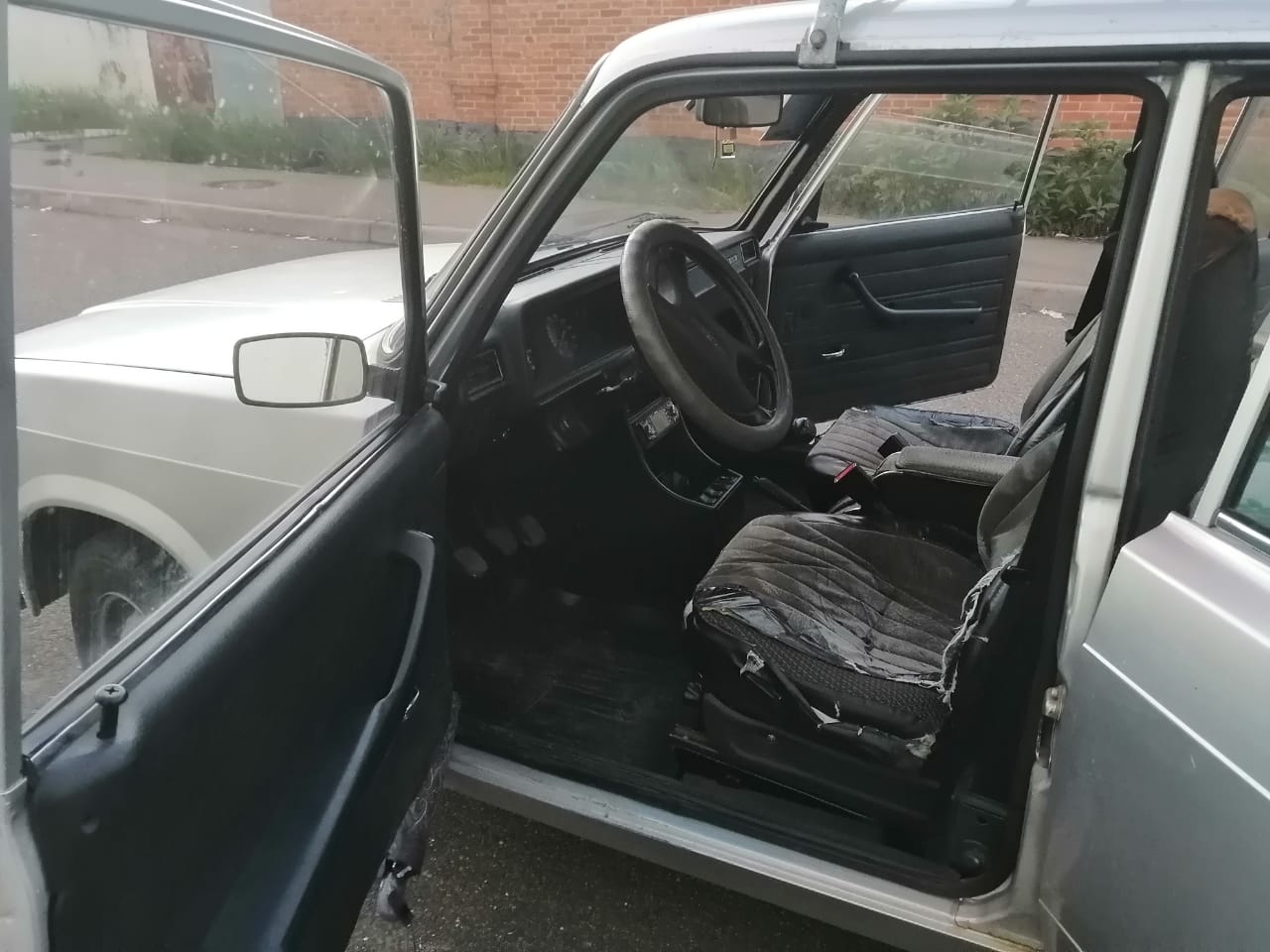 Автомобиль марки ВАЗ модель 2107 2011 г.в. VIN-номер XTA210740B3055288, цвет светло серебристый металик. Является предметом залога ПАО СОВКОМБАНК.