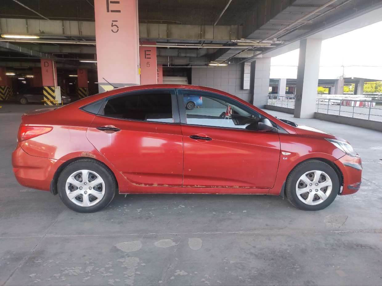 Автомобиль марки HYUNDAI модель Solaris 2013 г.в. VIN-номер Z94CT41DADR245271. В залоге у ПАО «Совкомбанк».