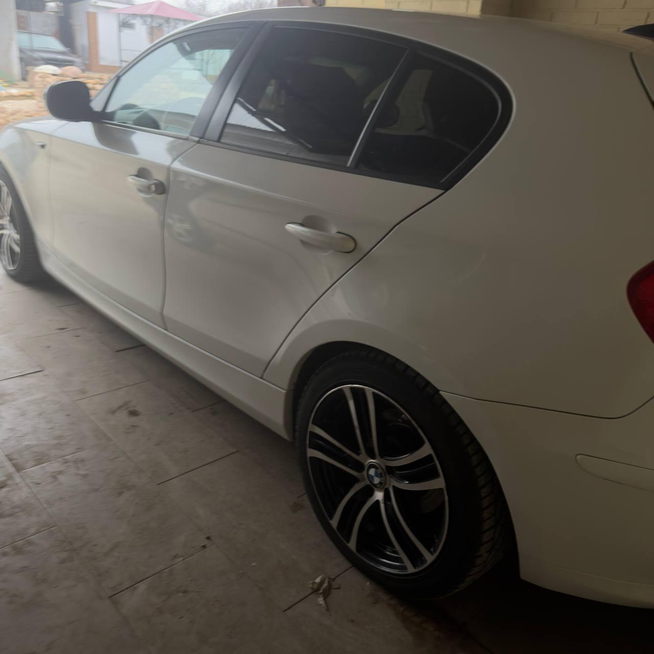 Автомобиль марки BMW модель 116I 2011 г. в. VIN-номер WBAUE11040E622690, цвет белый