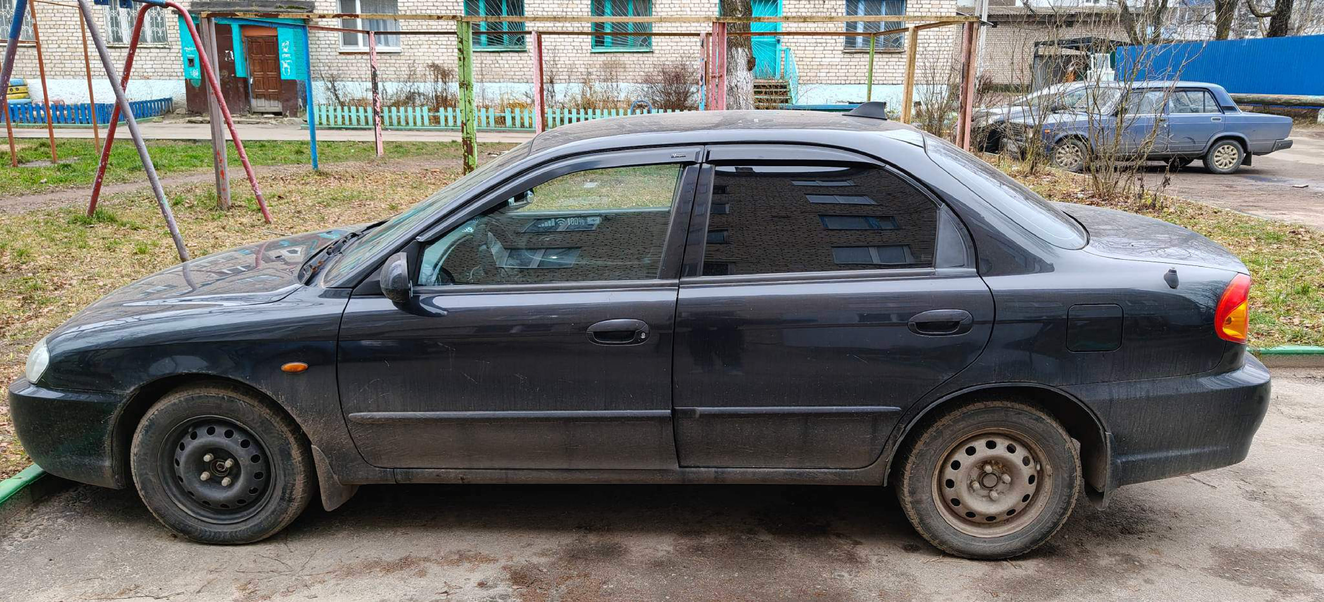 Автомобиль марки: KIA, модель: Spectra, год выпуска: 2007 г., идентификационный номер (VIN): XWKFB227270061040. В залоге у ПАО "Совкомбанк".