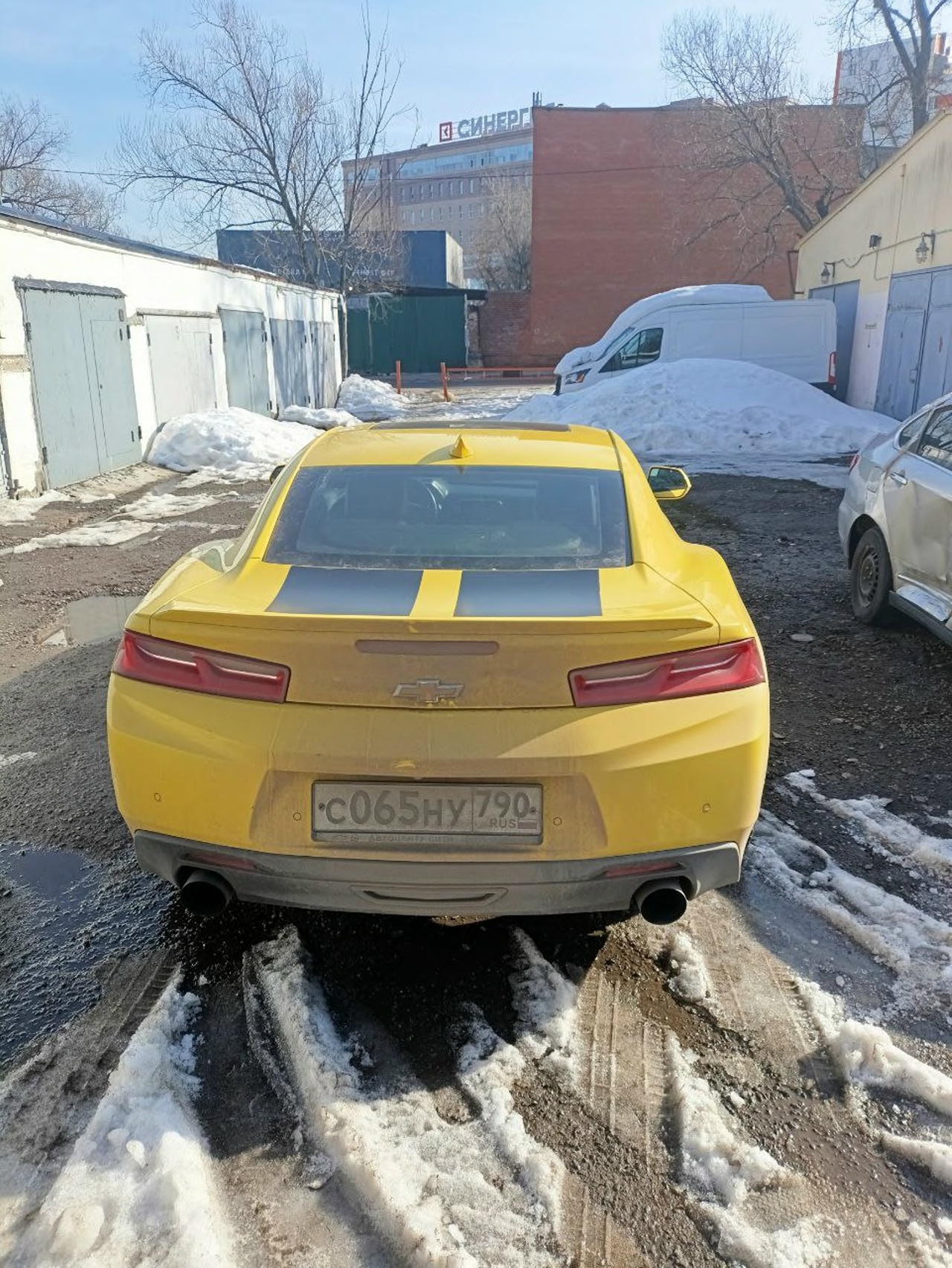 Автомобиль марки CHEVROLET модель Camaro 2016 г.в. VIN-номер 1G1F91RX9H0146455. В залоге у ПАО «Совкомбанк».