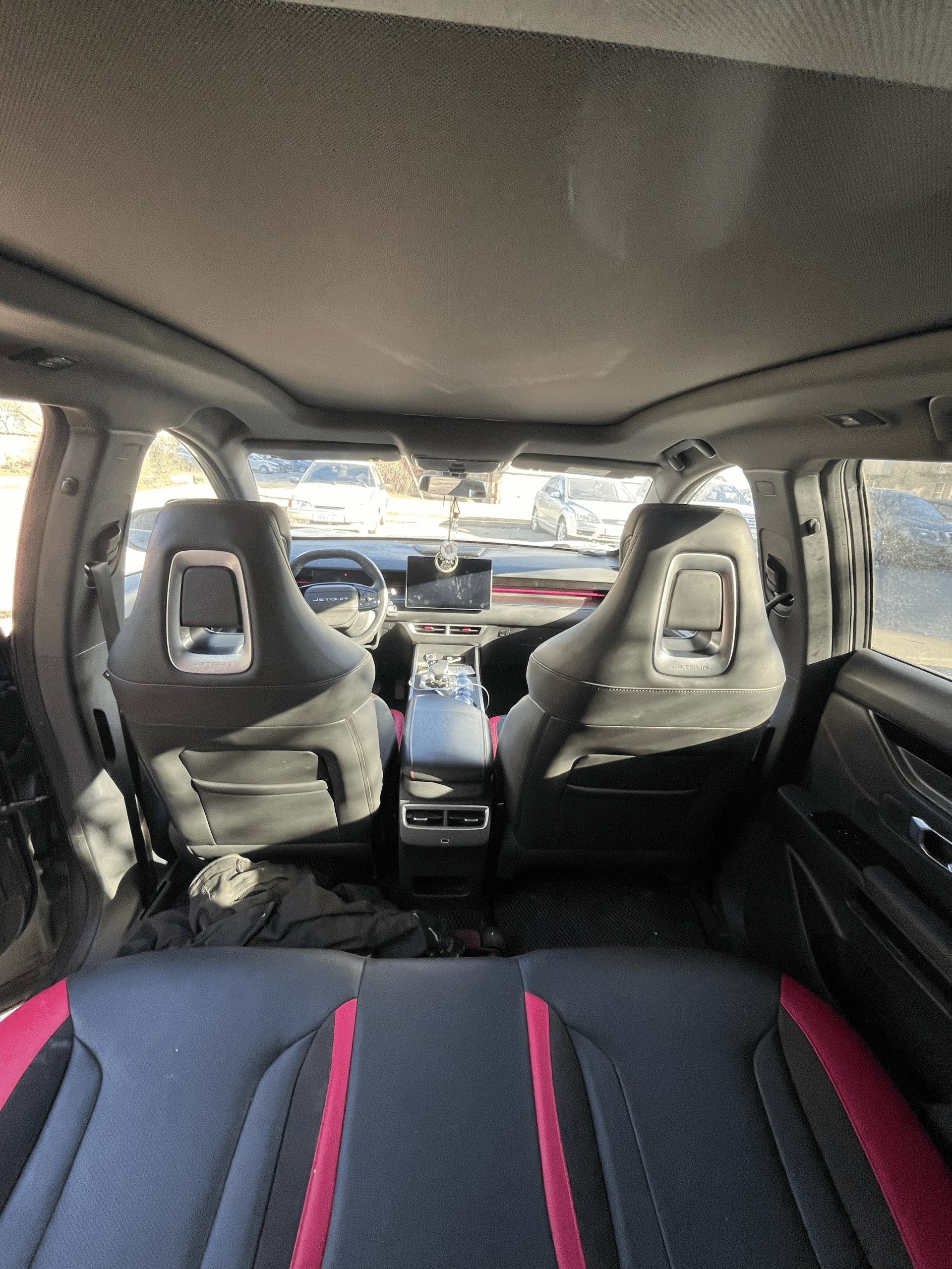Автомобиль марки JETOUR модель DASHING 2023 г.в., VIN-номер: HJRPBGFB1PB383418. В залоге у ПАО "Совкомбанк".