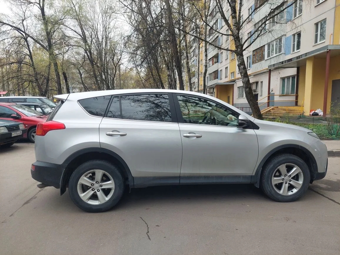 Автомобиль марки TOYOTA модель RAV 4 2014 г.в. VIN-номер JTMYDREV30J014937. В залоге у ПАО «Совкомбанк».