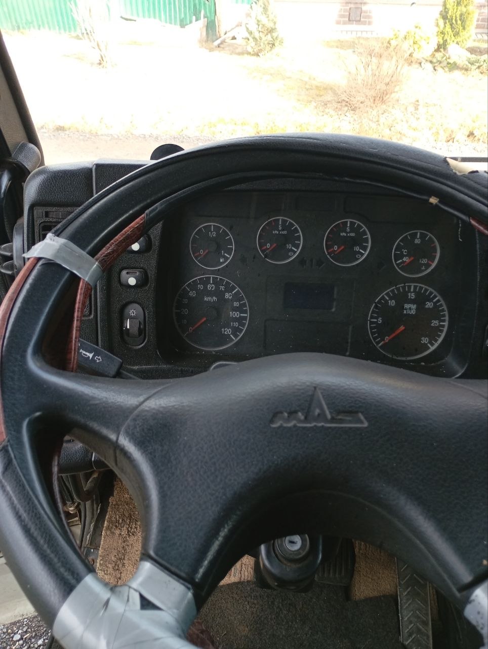 Автомобиль марки МАЗ модель 4371Р2, 2013 г.в., VIN номер XUH27350ED0000009