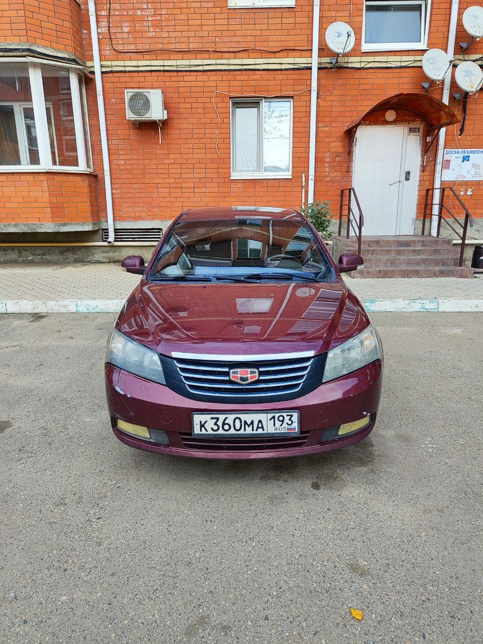 Легковой автомобиль марки: GEELY, модель: Emgrand (FE-1), год выпуска: 2012 г, идентификационный номер (VIN): X9W215711C0001264. В залоге у ПАО «Совкомбанк».