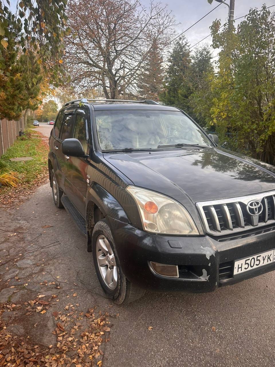 Автомобиль марки TOYOTA модель Land Cruiser 2004 г.в. VIN-номер JTEBZ29J700016147 (находится в залоге у ПАО «Совкомбанк»)