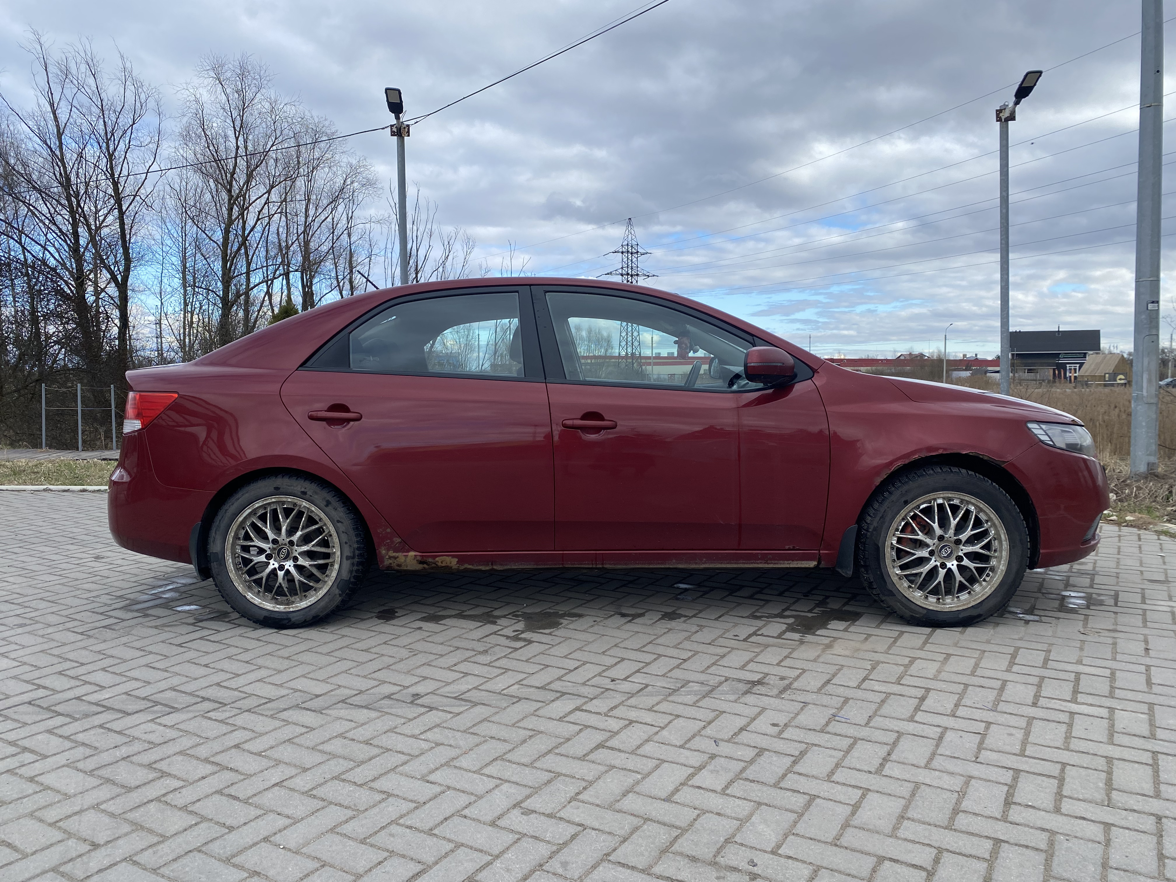 Автомобиль марки KIA модель Cerato 2011 г.в. VIN-номер: KNAFU411AB5946298. Залогодержатель: ПАО «Совкомбанк».