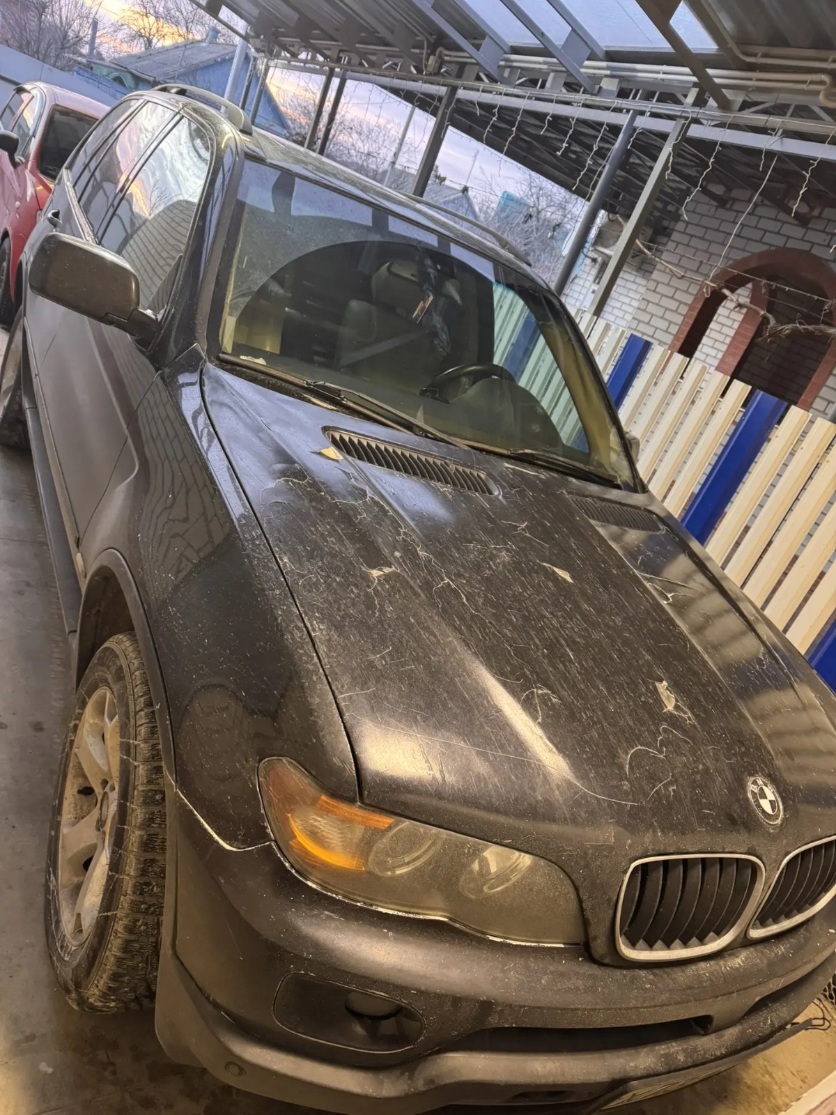 Автомобиль марки BMW модель X5 2004 г.в. VIN-номер 5UXFA13534LU39328. Имущество находится в залоге у ПАО «Совкомбанк».