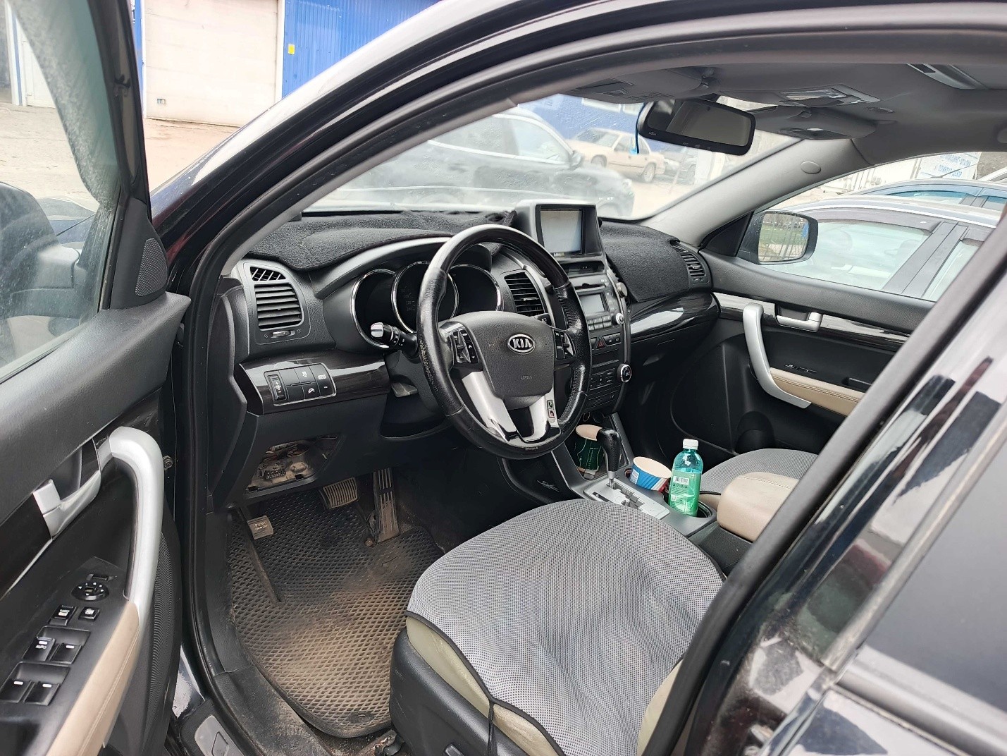 Легковой автомобиль марки: KIA, модели: Sorento, год выпуска: 2010 г., идентификационный номер (VIN): KNAKU815BAA029903. В залоге у ПАО "Совкомбанк"