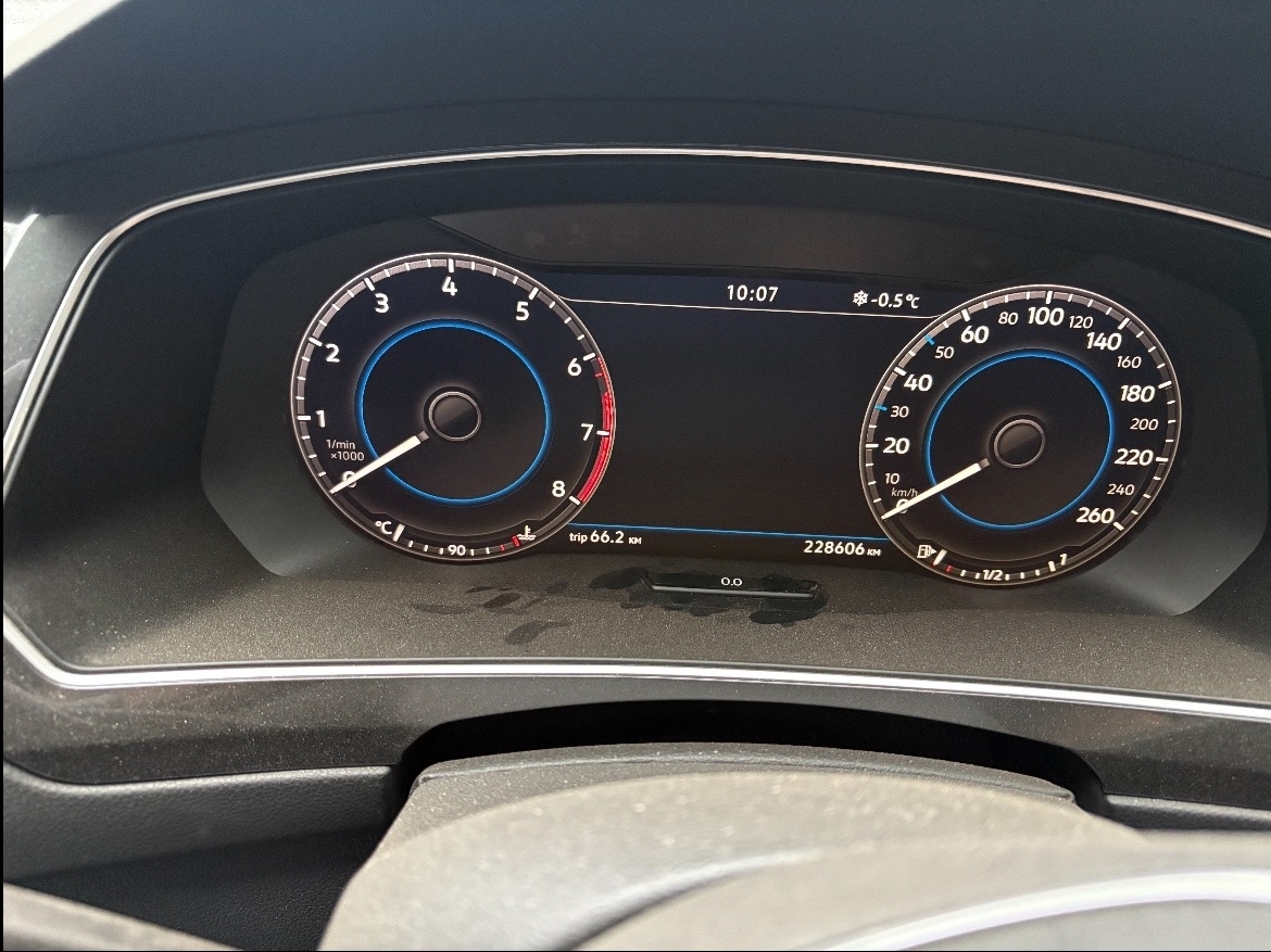 Автомобиль марки VOLKSWAGEN модель Tiguan 2017 г.в. VIN-номер XW8ZZZ5NZJG206893