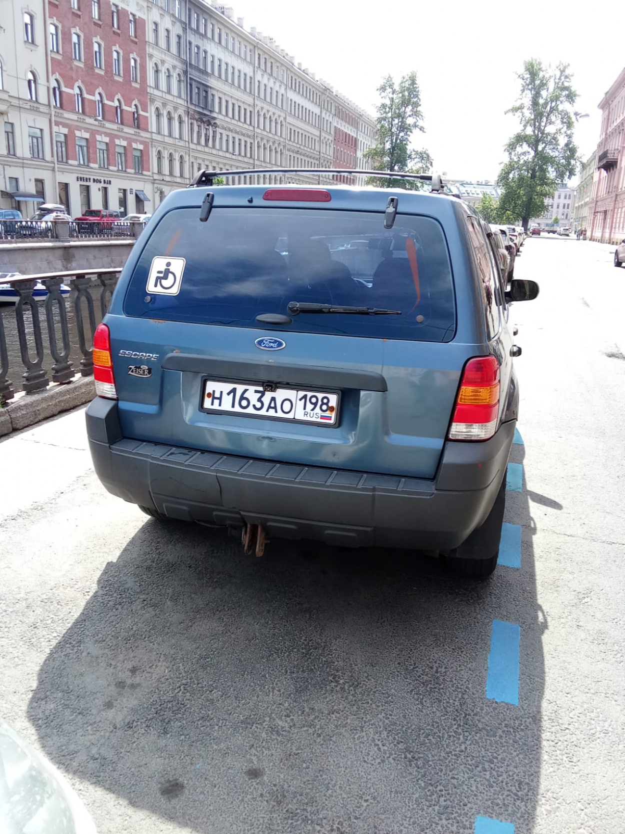 Автомобиль, марки FORD Escape, 2004 года выпуска, VIN:1FMYU02Z25KB35698. Залог в пользу ПАО «Совкомбанк».