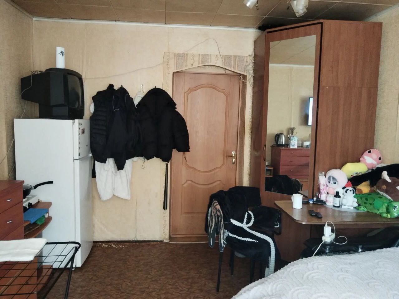 Жилое помещение, площадью 13.6 кв.м, расположенное по адресу: 410010, Саратовская область, г Саратов, ул. им Тулайкова Н.М., д 2Б, кв. 1, к 2, кадастровый номер 64:48:040453:1472. Имущество находится в залоге у ПАО Совкомбанк.