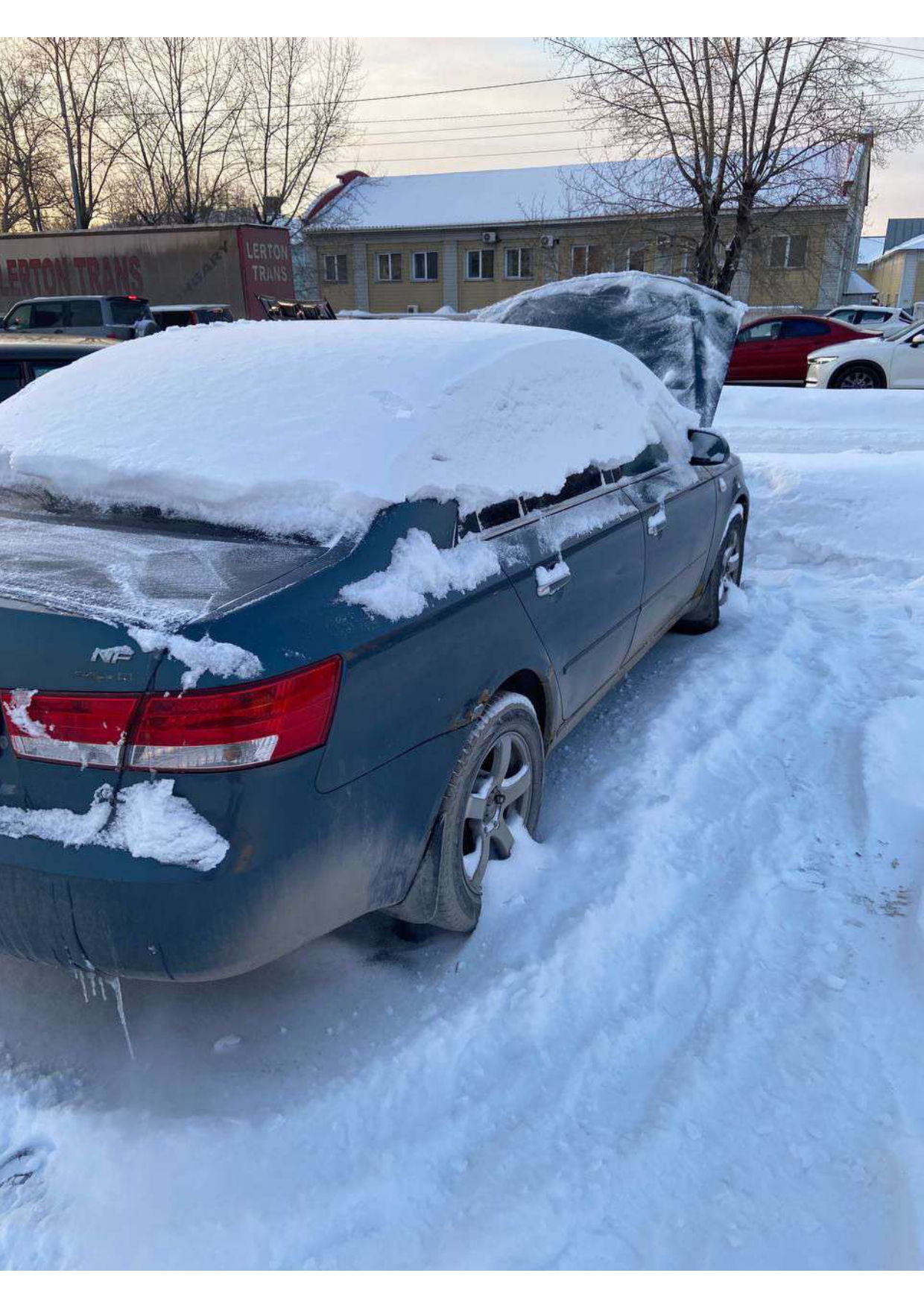 Автомобиль марки HYUNDAI, модель Sonata NF. год выпуска: 2006 VIN-номер: KMHEU41CP6A202782.