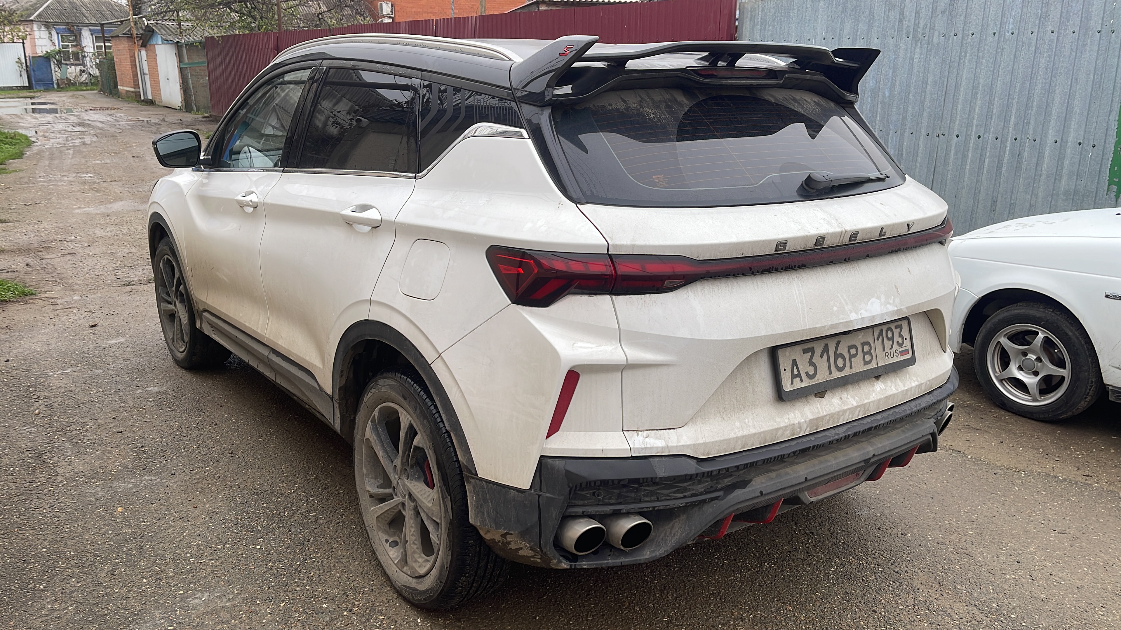 Автомобиль марки: Geely, модель: Coolray, год выпуска: 2023, VIN: LB37622Z2PX639881, кузов №: LB37622Z2PX639881, цвет Белый. Должник Селиверстова Елена Владимировна.