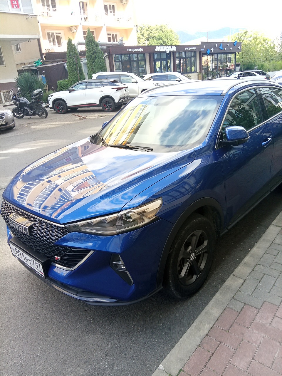 Автомобиль марки HAVAL модель F7X 2024 г.в. VINномер XZGFF06A7RA637825. В залоге у ПАО «Совкомбанк».