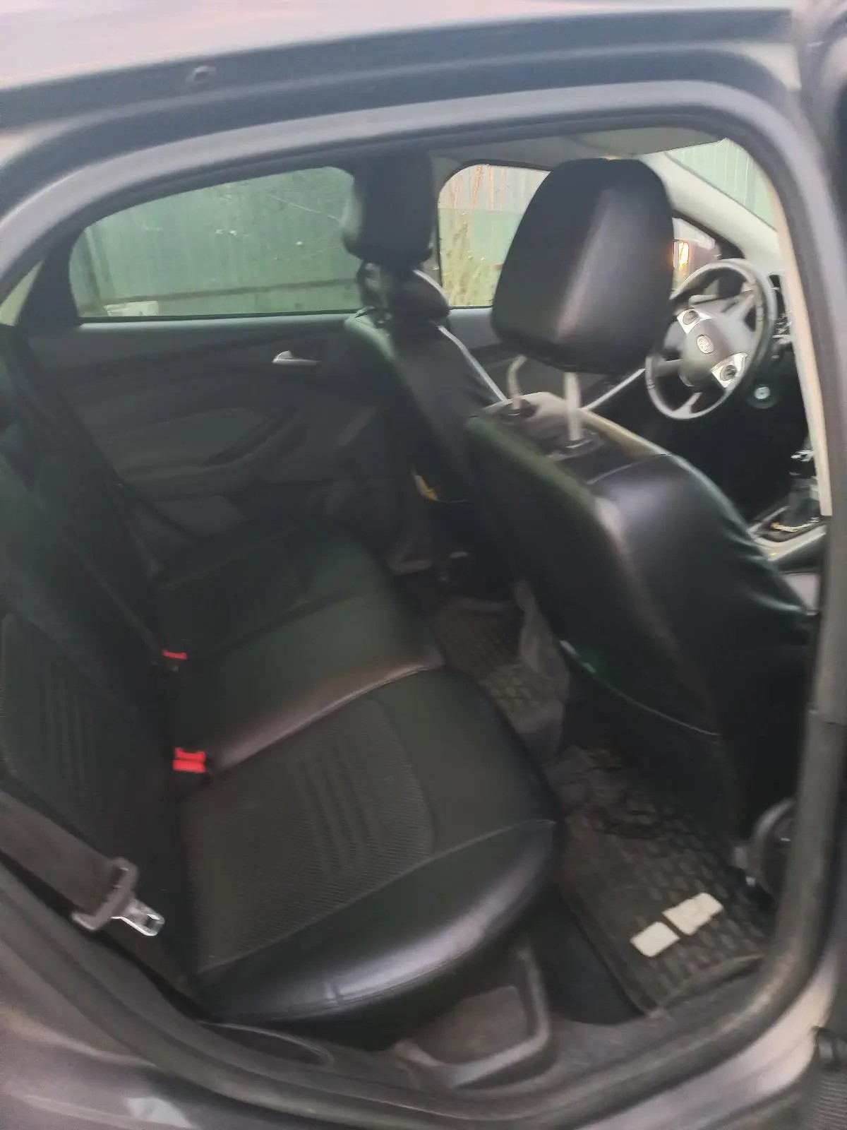 Легковой автомобиль (седан) Ford Focus, 2011 год выпуска, VIN: X9FMXXEEBMBJ21985, гос. номер: А528УН147, цвет: Серо-коричневый. Автомобиль в залоге у ПАО «Совкомбанк».