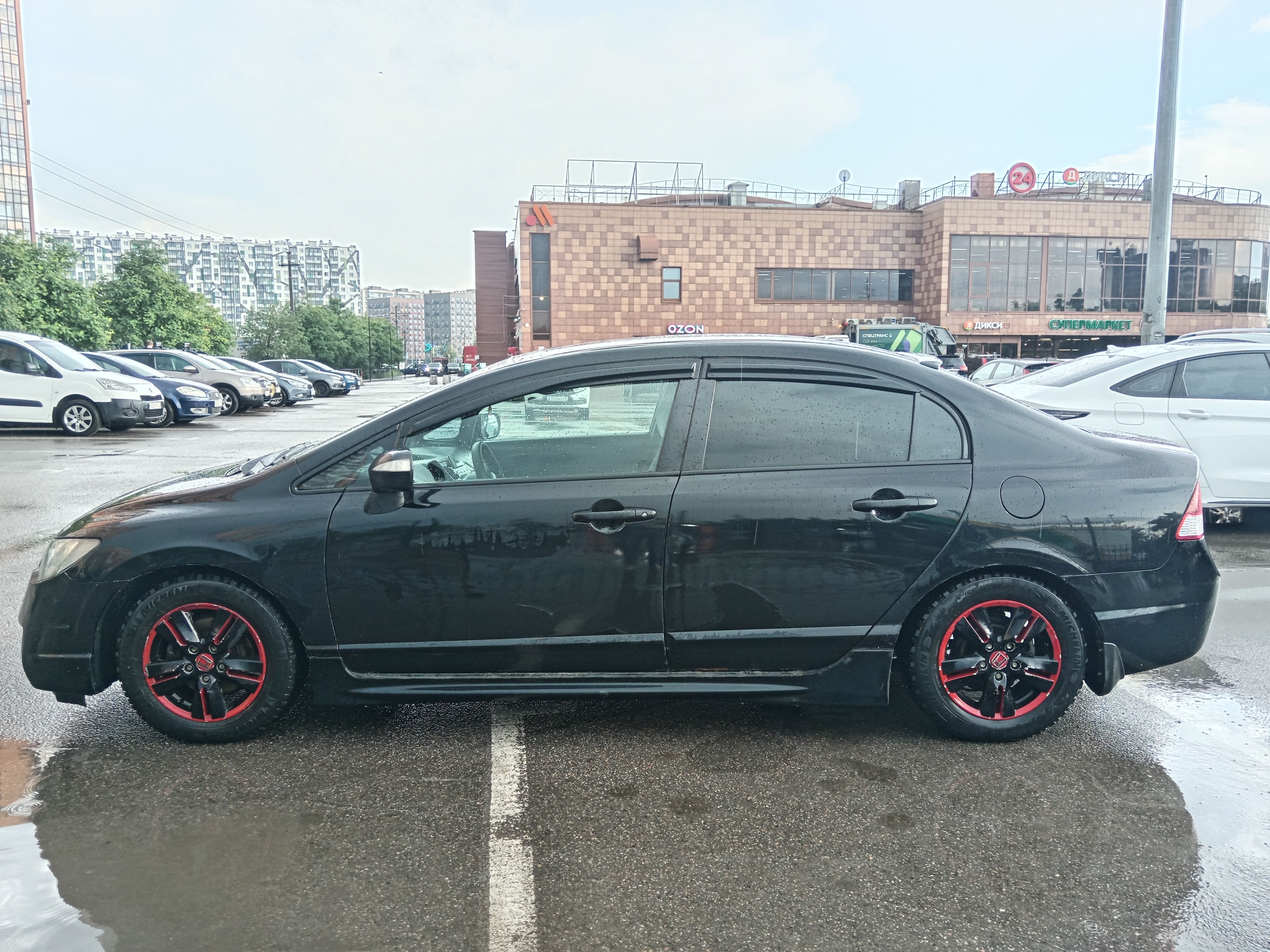 Транспортное средство (легковой автомобиль) марки: HONDA модель: Civic, годвыпуска: 2008 г., идентификационный номер (VIN): NLAFD75308W070612. В залоге у ПАО "Совкомбанк".