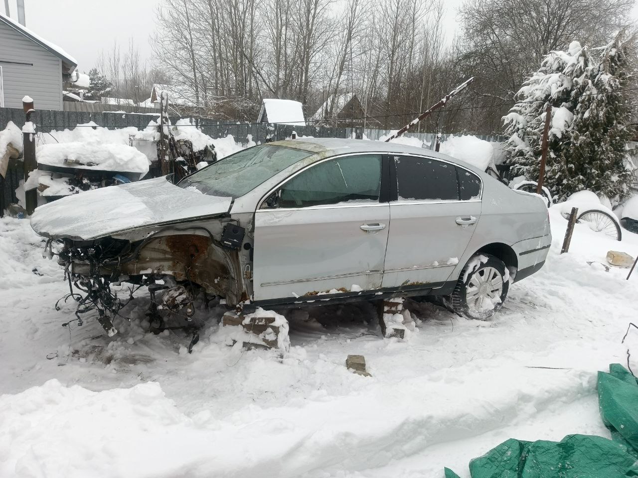 Автомобиль марки VOLKSWAGEN модель Passat 2006 г.в. VIN-номер WVWZZZ3CZ7P047686 (после ДТП, не на ходу, частично разукомплектован) находится в залоге ПАО "Совкомбанк"