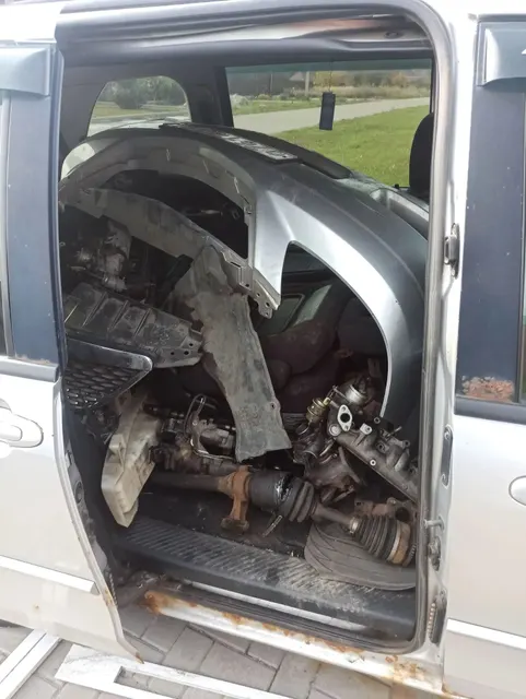 Автомобиль марки MAZDA модель MPV 2005 г.в. VIN-номер JMZLW69R250308991