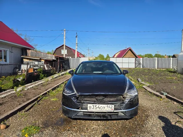 Легковой автомобиль марки: HYUNDAI модель: Sonata, год выпуска: 2021 г., идентификационный номер (VIN): XWEL341BBMC001855. В залоге у ПАО «Совкомбанк».