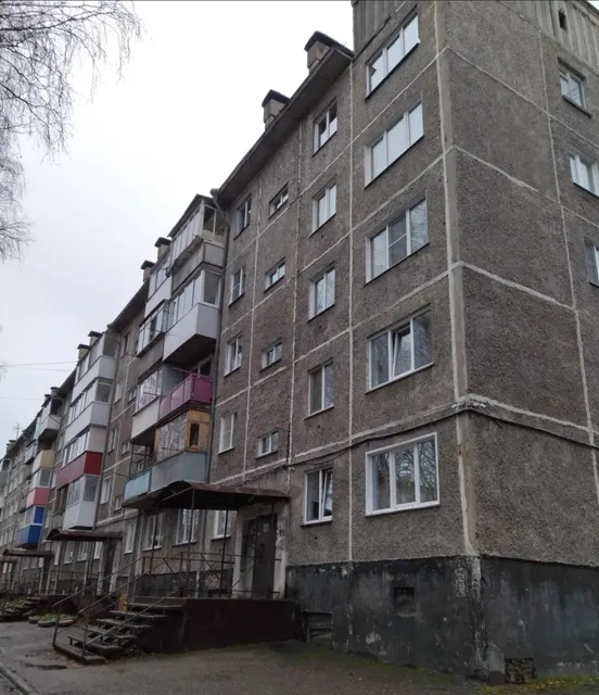 Квартира, общая площадь 44.2 кв.м., этаж 5, расположенная по адресу: 652811, Кемеровская область, г. Осинники, ул. Победы, д. 44, кв. 133, кадастровый номер 42:31:0107048:1085