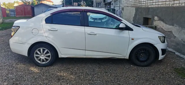 Легковой автомобиль марки: CHEVROLET, модель: KLIT Aveo, год выпуска: 2012 г, идентификационный помер (VIN): XUUTF69EJC0020022.В залоге у ПАО «Совкомбанк».