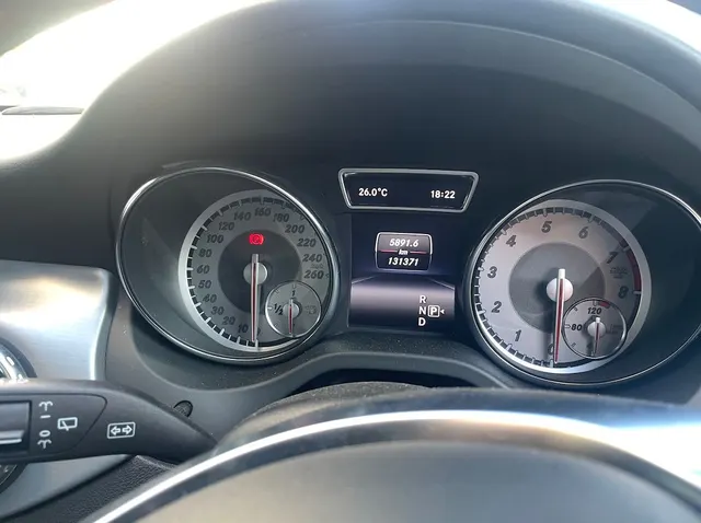 Автомобиль марки MERCEDES BENZ модель GLA180 2015 г.в. VIN-номер WDC1569422J121359