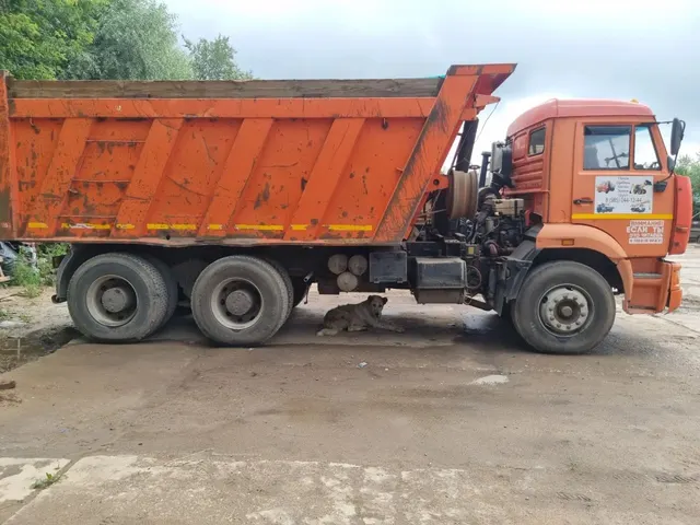 Автомобиль марки КАМАЗ модель 6520, 2012 г.в., VIN-номер XTC652000C1264008. Залоговое имущество ПАО «Совкомбанк».