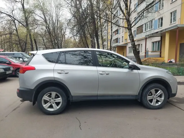 Автомобиль марки TOYOTA модель RAV 4 2014 г.в. VIN-номер JTMYDREV30J014937. В залоге у ПАО «Совкомбанк».