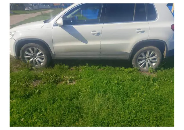 Автомобиль марки VOLKSWAGEN модель Tiguan 2010 г.в. VIN-номер XW8ZZZ5NZAG103944