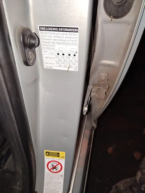 Легковой седан Toyota Avensis 2006 года выпуска, светло-оливкого цвета, VIN SB1BR56L50E184338, СТС 9969 125876, является предметом залога ПАО Совкомбанк