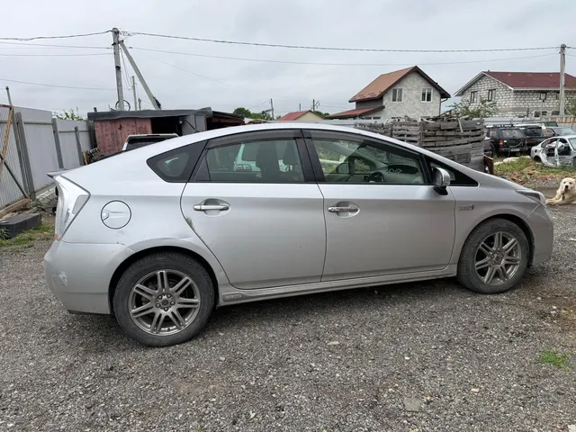 Автомобиль марки TOYOTA модель Prius 2014 г.в. номер кузова ZVW35-3065720.