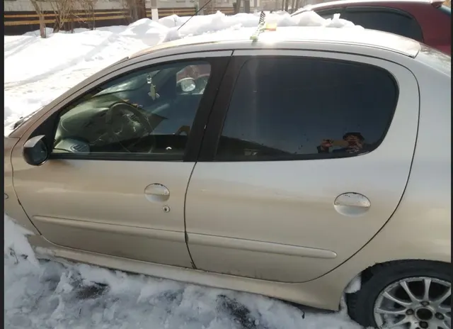 Автомобиль марки PEUGEOT модель 206 2007 г.в. VIN-номер VF32BKFWA72776416