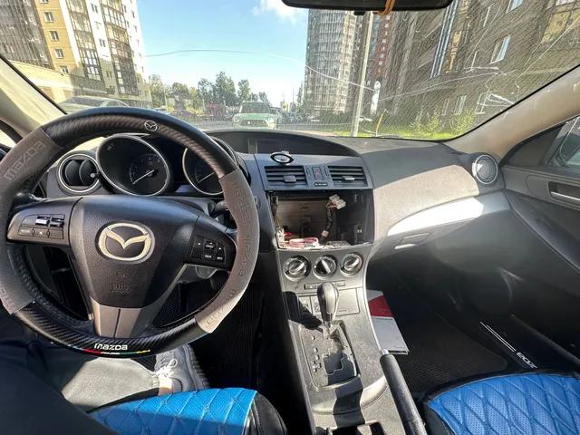 Легковой автомобиль, марка: Mazda, модель: 3, год изготовления: 2011, VIN: JMZBL12Z511518370, цвет: Синий. Автомобиль в залоге у ПАО "Совкомбанк".
