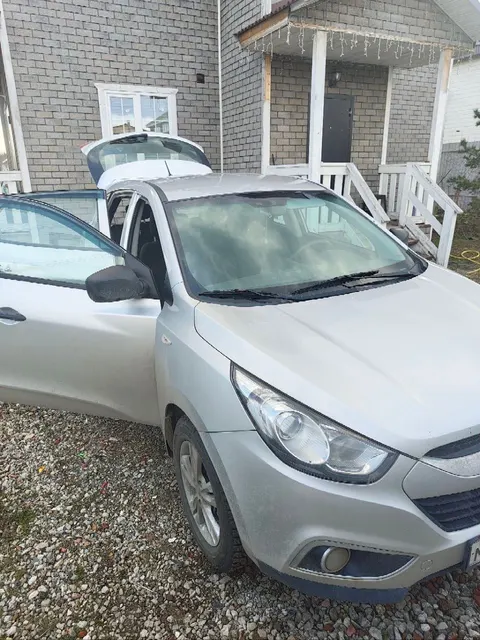 Легковой автомобиль марки: HYUNDAI, модели: IX35 2.0 GL AT, год выпуска: 2011 г., идентификационный номер (VIN): TMAJT81BBCJ219890. В залоге у ПАО «Совкомбанк».