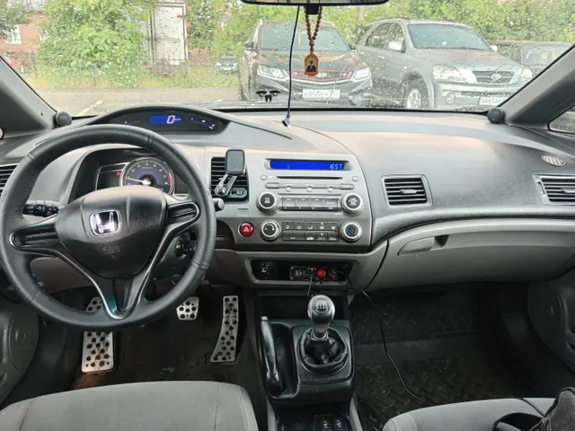Транспортное средство (легковой автомобиль) марки: HONDA модель: Civic, годвыпуска: 2008 г., идентификационный номер (VIN): NLAFD75308W070612. В залоге у ПАО "Совкомбанк".