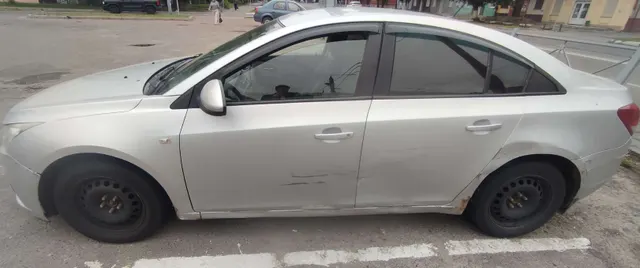 Автомобиль марки CHEVROLET модель Cruze 2010 г.в. VIN-номер XUFJF696JA3004851. В залоге ПАО «Совкомбанк».
