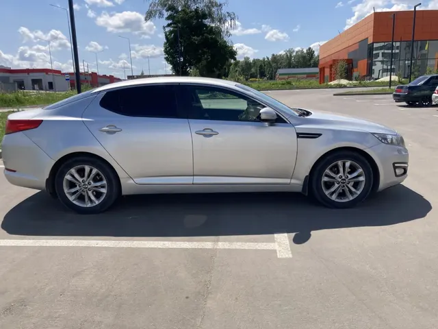 Автомобиль марки KIA модель OPTIMA 2013 г.в. VIN-номер XWEGN419BD0000587. В залоге у ПАО «Совкомбанк».