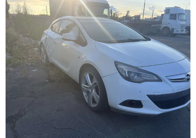 Легковой автомобиль марки: OPEL, модели: ASTRA GTC P- J/SW OPEL, год выпуска: 2013 г., идентификационный счет (VIN): XWFPD2DC1D0012108 является предметом залога ПАО "Совкомбанк"