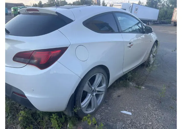 Легковой автомобиль марки: OPEL, модели: ASTRA GTC P- J/SW OPEL, год выпуска: 2013 г., идентификационный счет (VIN): XWFPD2DC1D0012108 является предметом залога ПАО "Совкомбанк"