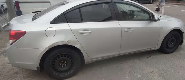 Автомобиль марки CHEVROLET модель Cruze 2010 г.в. VIN-номер XUFJF696JA3004851. В залоге ПАО «Совкомбанк».