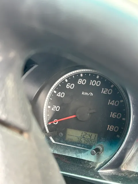 Автомобиль марки TOYOTA модель HIACE 2005 г.в., номер кузова TRH214-0004107