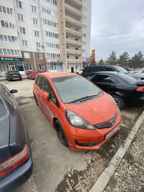 Автомобиль марки HONDA модель FIT. Год выпуска: 2010. Номер кузова GE81507588. (является предметом залога).